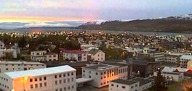 Яркий неопознанный летающий объект был замечен над городом в Исландии